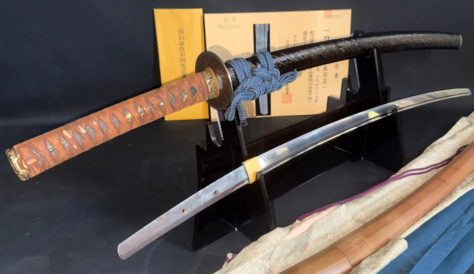Rai Kunizane Katana. A Rare Late Kamakura Masterpiece with Edo Period Koshirae, Nihontō